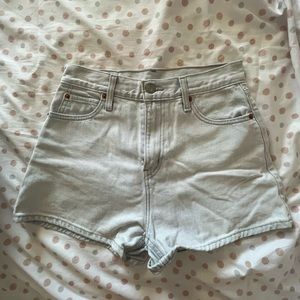 Levi’s light wash denim shorts !